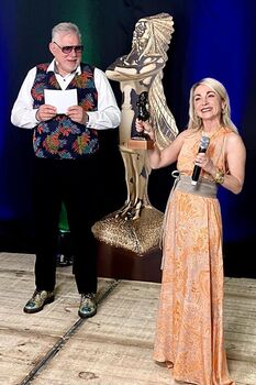Simona Libner nimmt den begehrten POPAI Award entgegen