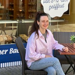 Louisa Hendker voor het nieuwe Kempische filiaal in de Judenstraße