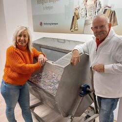 Silke Zanetti en Armin Horst met de grote Werbering loterij trommel