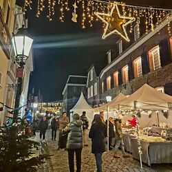 Lebhaftes Marktgetümmel auf der Kuhstraße