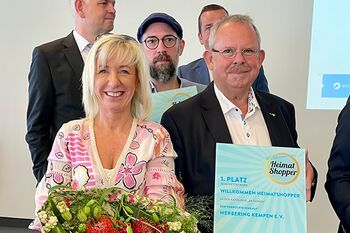 Silke Zanetti und Armin Horst mit dem 1. Preis des IHK für den „Verrückten Einkauf“