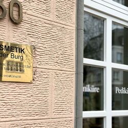 „Kosmetik zur Burg“ wird es bald richtig auf dem Schild heißen