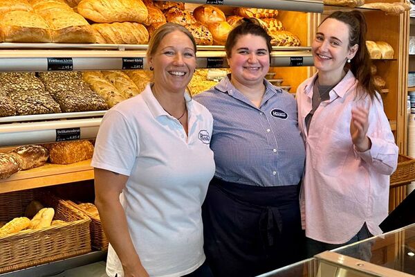 Nadine Prott (links), Louisa Hendker (midden) en Rachela Slavinschi van het team van bakkerij Hendker