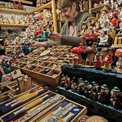 Unzählige Geschenkartikel und weihnachtliche Deko aus Holz