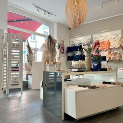Snuffelen op 64 vierkante meter: bij “Frauengeflüster” vindt u ook accessoires, sokjes, tassen en nog veel meer.