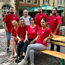 Het MarktGrill team (van links naar rechts): Mahmoud, Emiliana, Karip, Ardita, Sadiqa, Aref, Dilara, Monir