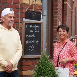 Het echtpaar Schmitz geniet duidelijk van hun gekke winkelen ...