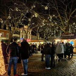Der Sternenhimmel funkelt über dem quirligen Buttermarkt