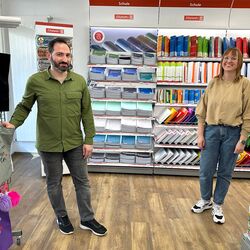 Anna en “Teli” Panagiotidis in hun nieuwe kiosk in Kempen