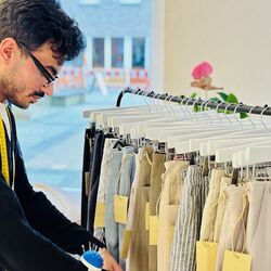 Abdo Ali's doel: “De man van de broek”. Hier voor zijn eigen ontwerpen - de vraag maakt hem optimistisch.