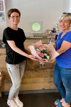 Silke Zanetti gratuliert Nicole Schrörs zum Schaufenster des Monats