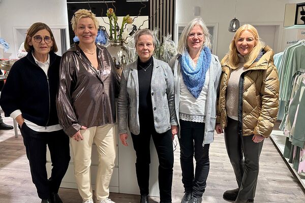 Het team van Lingerie Nilles: Claudia Dilkrath (Lingerie Nilles Viersen), Birgit Nilles, Karin Huintjes en Petra Kaplja (van links naar rechts) en Susanne Bornkopp (rechts) voor de straatgemeenschap Judenstraße