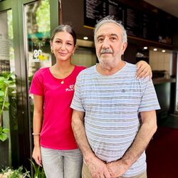 Dilara Yilmaz (links, Managing Director) is trots op haar grootvader Karip, die in 1991 de eerste snackbar van de familie opende in de Kempener Umstraße.
