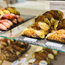Cannoli die Sicilia: Dolce, gevuld met crema - en aan de kassa ...