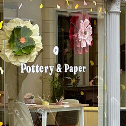 „Pottery & Paper“ auf der Ellenstraße 4: Hier dreht sich nicht nur die Töpferscheibe, sondern alle(s) rund ums Selbermachen.