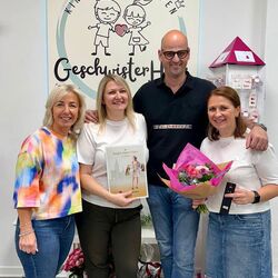 Felicitaties voor de opening van Oxana Jakob en Swetlana Schmidt (met Silke Zanetti (links) en Markus Claassen)