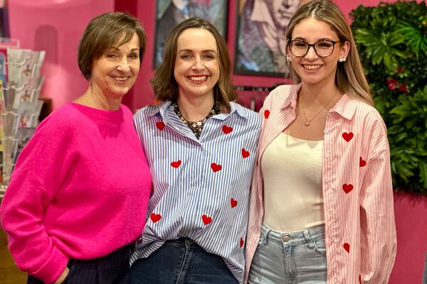 Gabi, Marie-Luis en Louisa - het Pink & Orange team in de Ellenstraße 40