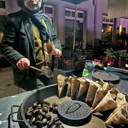 Heiße, frische Maronen (Esskastanien) sind der Klassiker auf dem Weihnachtsmarkt