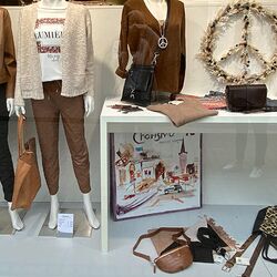 Liebevoll und trendy gestaltete Schaufenster von „Charisma“