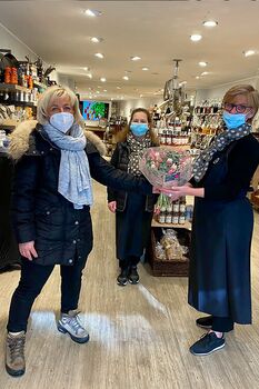 Silke Zanetti mit Blumen zur Neueröffnung