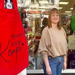 Anna Panagiotidis voor haar nieuwe kiosk in de Engerstraße