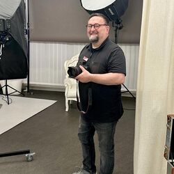 Mit Spaß bei der Sache – und viel Erfahrung und Expertise: Guido de Nardo, Fotografenmeister und u.a. auch Obermeister der Fotografeninnung Düsseldorf, Aachen, Köln.
