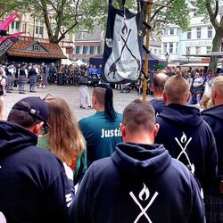 Highlander-teams wachten op de prijsuitreiking op het hoofdpodium