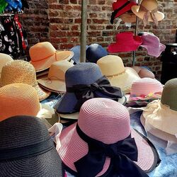 Zomerse hoeden in alle kleuren