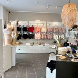 Snuffelen op 64 vierkante meter: bij “Frauengeflüster” vindt u ook accessoires, sokjes, tassen en nog veel meer.