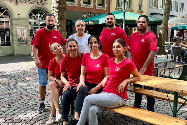Het MarktGrill team (van links naar rechts): Mahmoud, Emiliana, Karip, Ardita, Sadiqa, Aref, Dilara, Monir