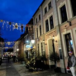 Die adventlich geschmückte Ellenstraße