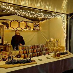Stimmungsvoller Marktstand mit Kerzen und vielen Leckereien für zu Hause