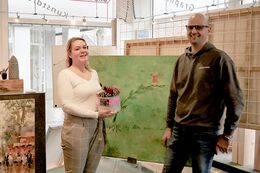 Nina Sommer freut sich über die Glückwünsche des Werbering-Vorstands