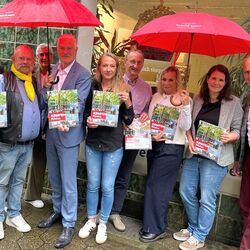 Edeka Steves, sponsors en Werbering zijn blij met auteur Ulrike Gerards (2e van rechts)