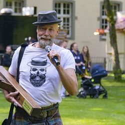 Markus „Ay-Jay“ Lunau presenteert de Highland Games bij het kasteel