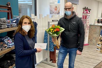 Das Kindermodengeschäft Seekatz nimmt Glückwünsche des Werbering entgegen.