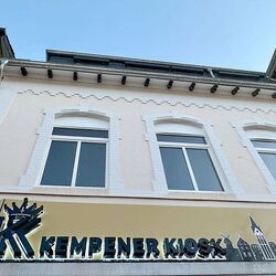 Kempener Kiosk - een “moderne periptero” met een traditioneel kleurrijk aanbod in Kempen