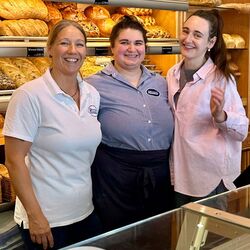 Nadine Prott (links), Louisa Hendker (midden) en Rachela Slavinschi van het team van bakkerij Hendker