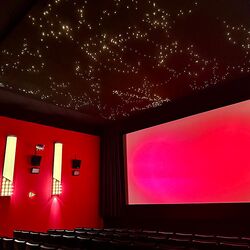 Bioscoop met sterrenhemel: Nr. 1 presenteert zich met glitterdecoratie aan de bioscoophemel