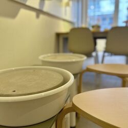 Ton ist vielseitig, und so sind auch die Verarbeitungsmethoden: Handaufbau, Plattentechnik oder Dreh-/Töpferscheibe