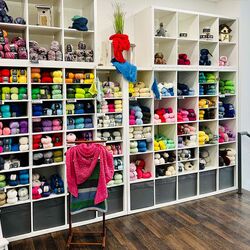 Er is een ruime keuze: merino, mohair, alpaca, zijde en Tencel in vele kleuren.