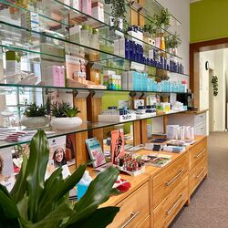 Renommierte Kräuterkosmetik mit Beautyprodukten von Hildegard Braukmann
