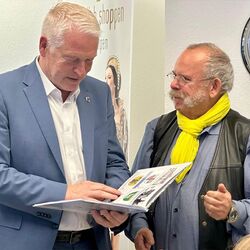 Burgemeester Christoph Dellmans en Armin Horst zijn blij met het nieuwe plakboek