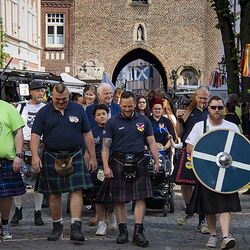 De Highlanders op weg naar de Buttermarkt