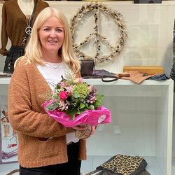 Susanne Bornkopp freut sich über unsere Auszeichnung „Schaufenster des Monats“