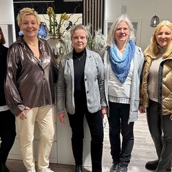 Het team van Lingerie Nilles: Claudia Dilkrath (Lingerie Nilles Viersen), Birgit Nilles, Karin Huintjes en Petra Kaplja (van links naar rechts) en Susanne Bornkopp (rechts) voor de straatgemeenschap Judenstraße