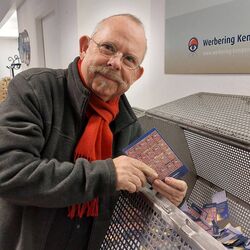 Armin Horst trekt de eerste winnende kaart