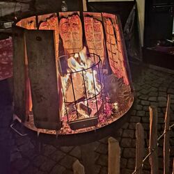 Skandinavischer Lachs wird frisch am Holzfeuer zu Flammlachs