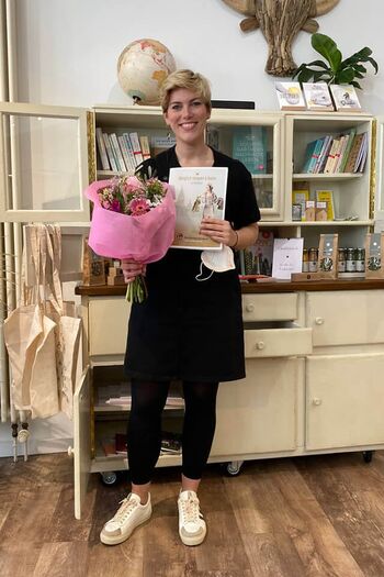 Lena Gerst mit Blumen zur Eröffnung