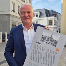 Voller Stolz präsentiert Bürgermeister Christoph Dellmans eine der neuen Acryltafeln